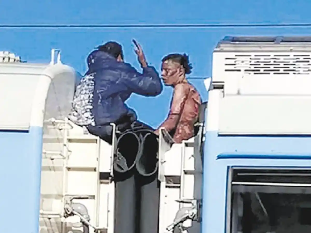 Murió el joven que sufrió una descarga eléctrica en el techo de un tren