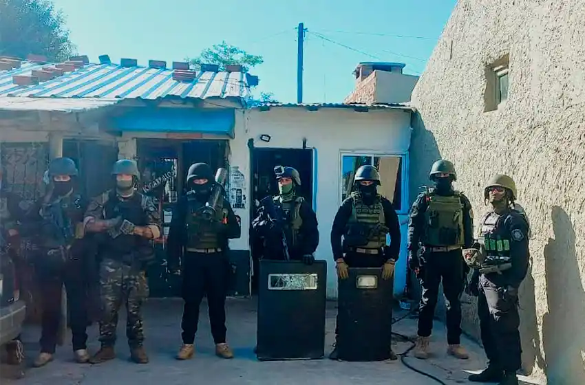 Dispararon contra una casa por una mujer y fueron capturados