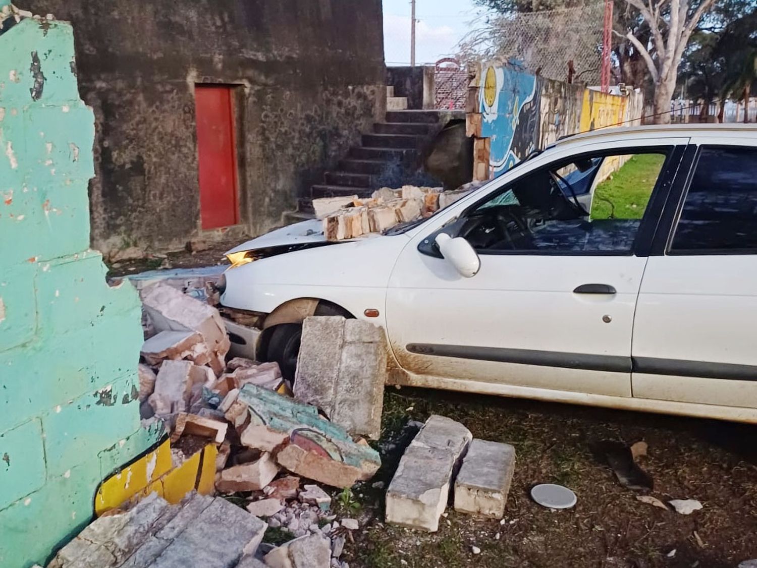 Chocó contra un muro mientras aprendía a manejar