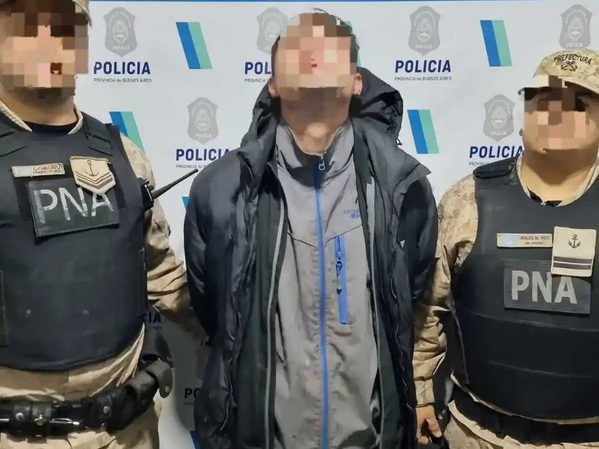 Personal de Prefectura Naval Argentina acudió rápidamente al sitio y logró localizar a un hombre con características coincidentes a las aportadas por el denunciante.