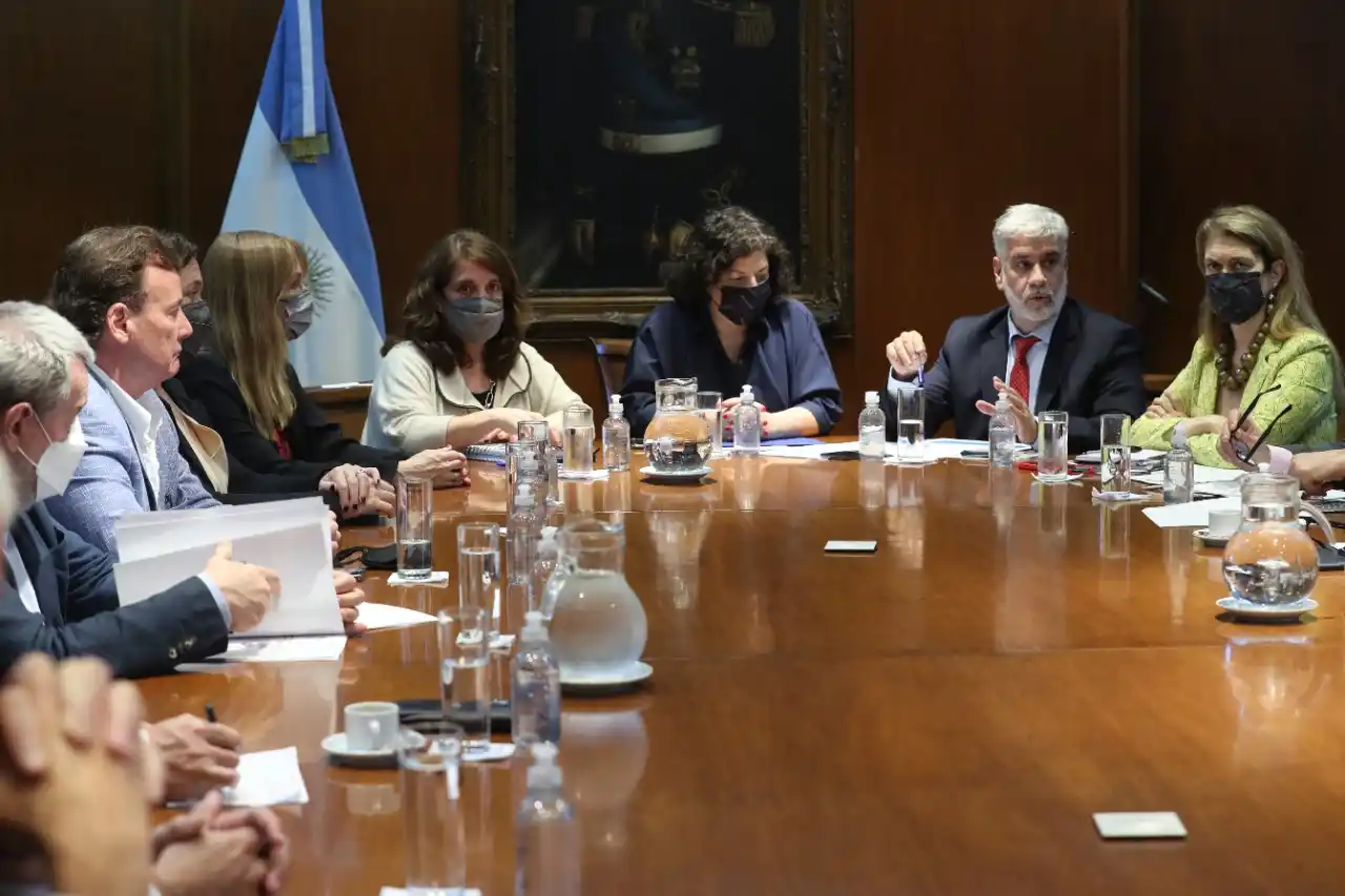 Gobierno y laboratorios acordaron congelar precios de medicamentos hasta el 7 de enero