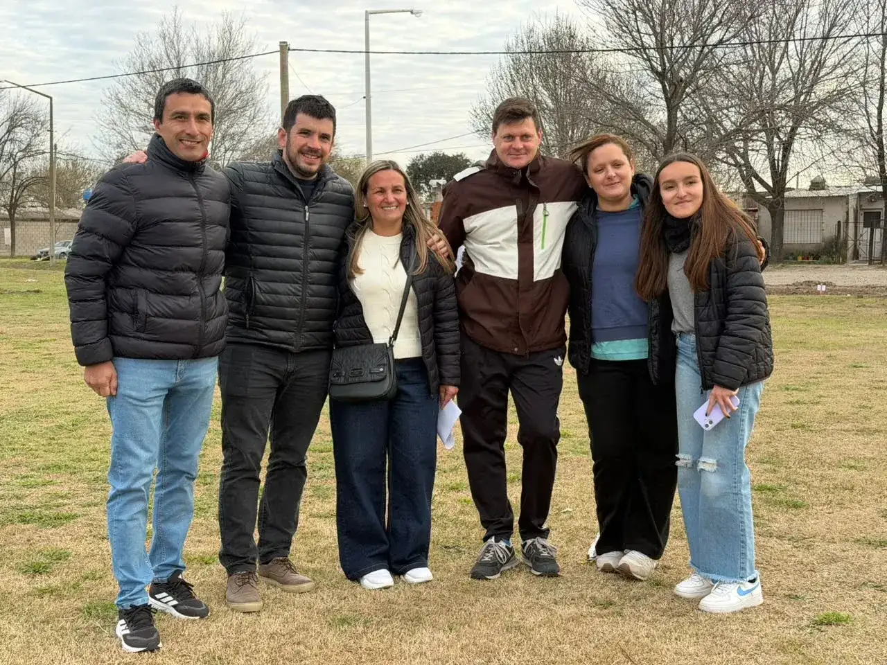 Chiarella junto a familias beneficiadas.
