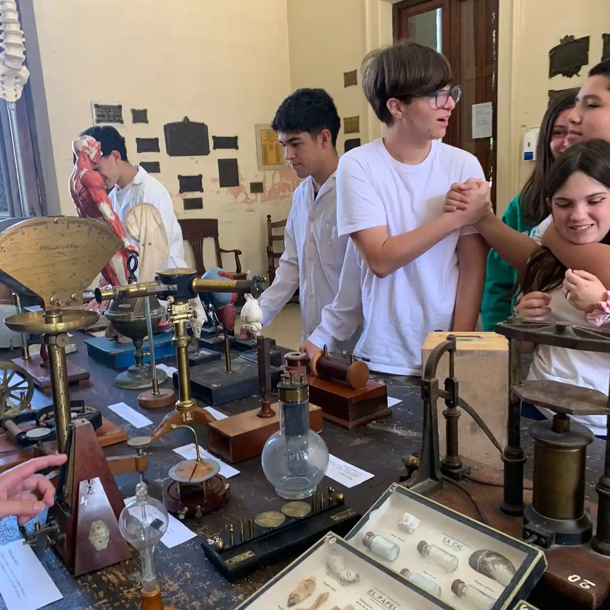 La Escuela Normal inauguró la muestra  “Aquel laboratorio de ayer”