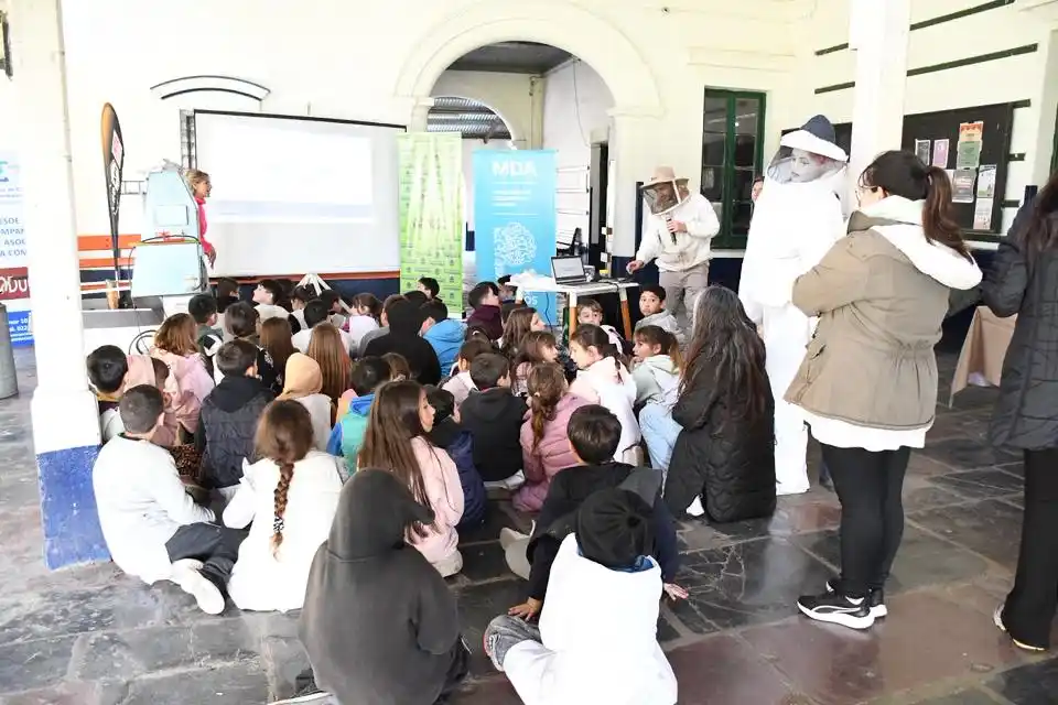 Con gran participación de escuelas, productores y vecinos, comenzó este jueves la Semana de la Miel en Chascomús