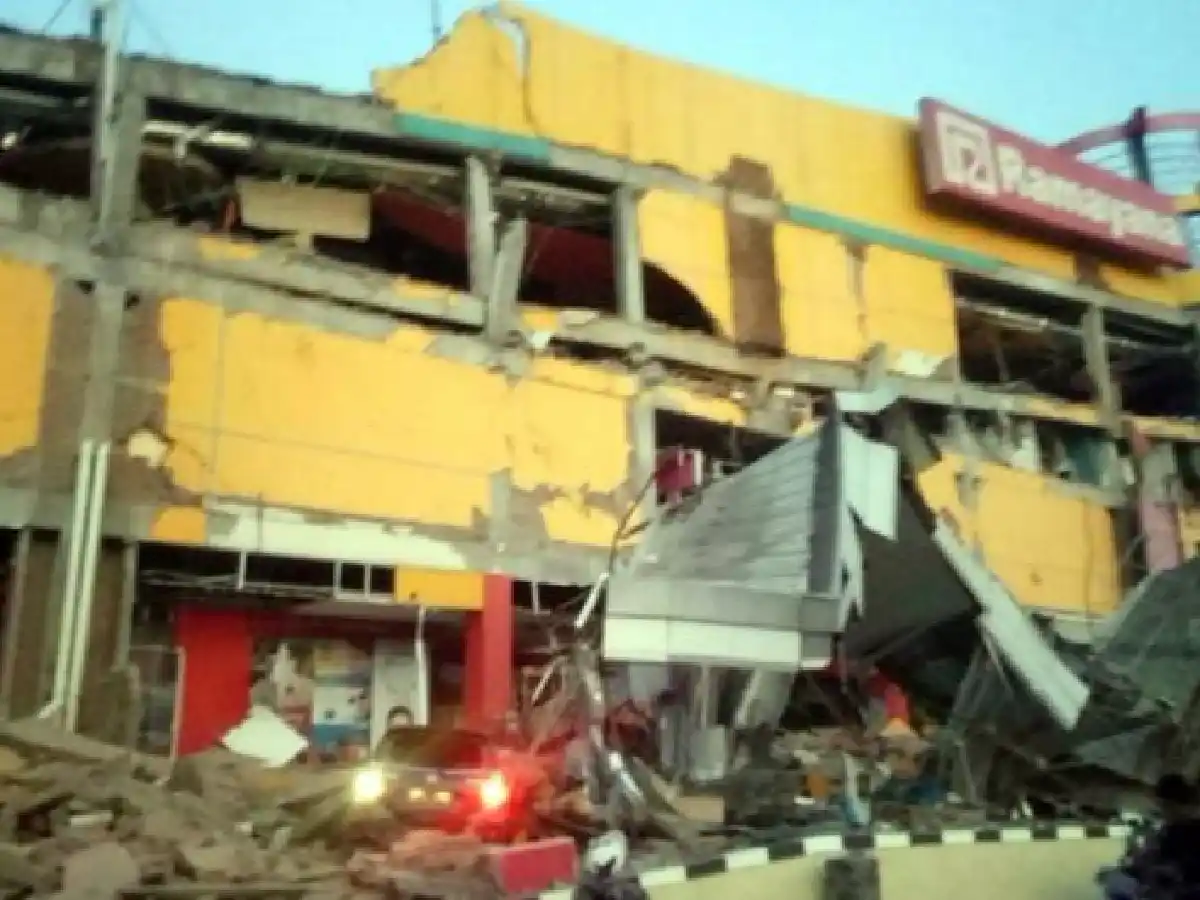 [Video] Una ciudad de Indonesia fue golpeada por un tsunami tras el potente sismo