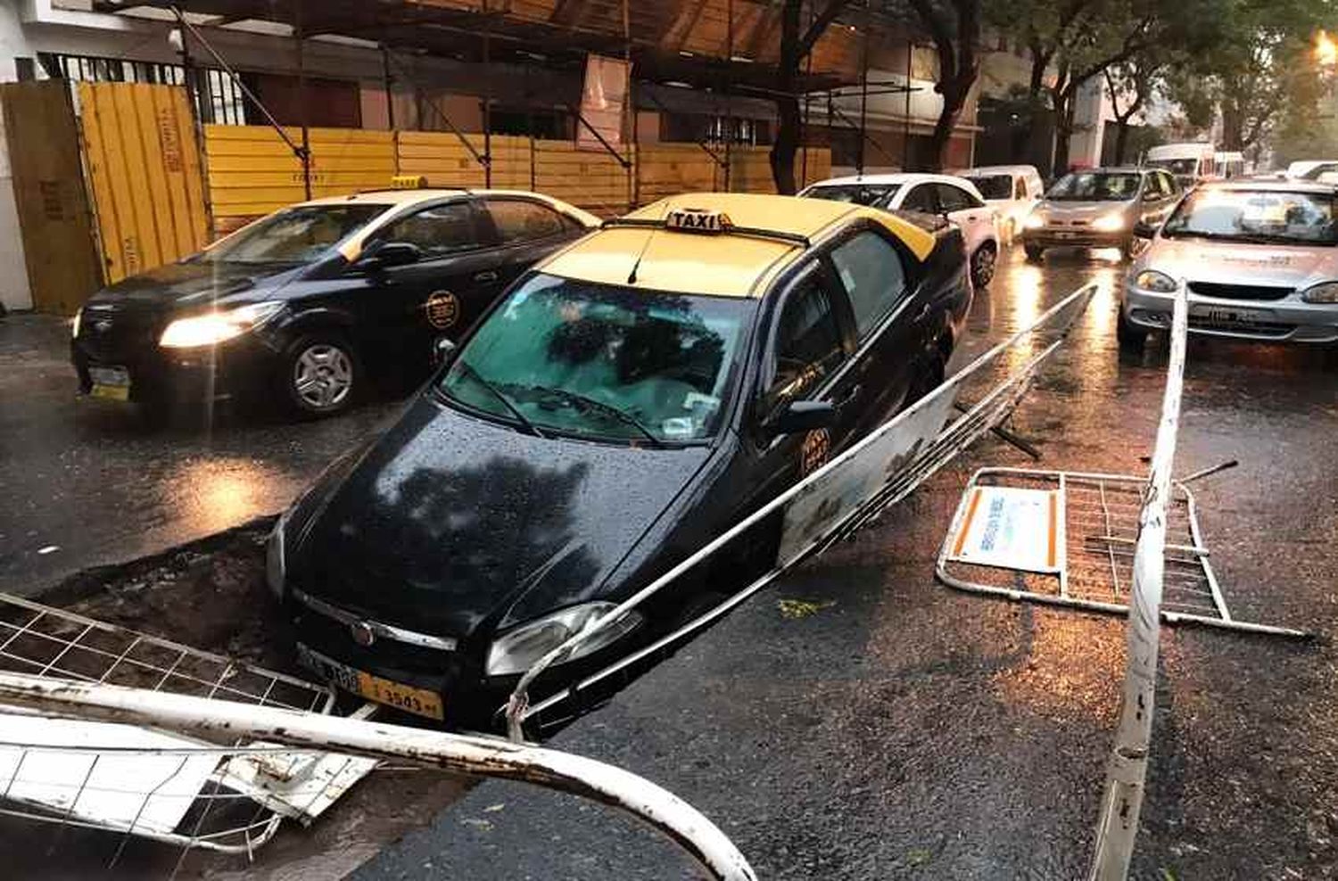 No vio la valla y fue muy tarde para frenar: un taxista cayó a un pozo en pleno centro