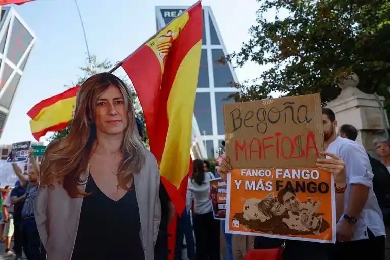 Varias personas protestan en las inmediaciones del juzgado en el que ha comparecido este viernes Begoña Gómez.