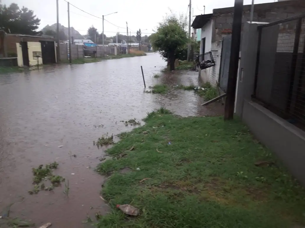 La lluvia volvió a causar problemas en algunos barrios