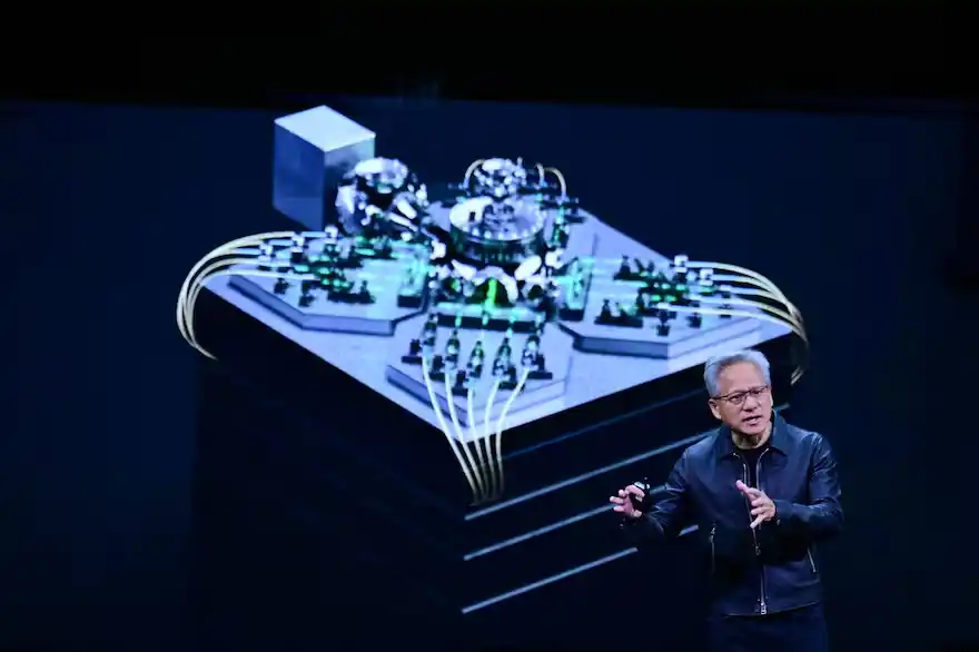 El CEO de Nvidia, Jensen Huang, en Washington, DC, el 28 de octubre de 2025. La compañía prepara una herramienta que permitirá conocer la ubicación aproximada de sus chips, para evitar el contrabando a países donde su uso está prohibido - AFP