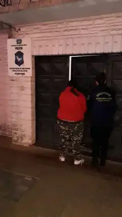 Estaba con arresto domiciliario y vendía droga con su hijo en La Movediza