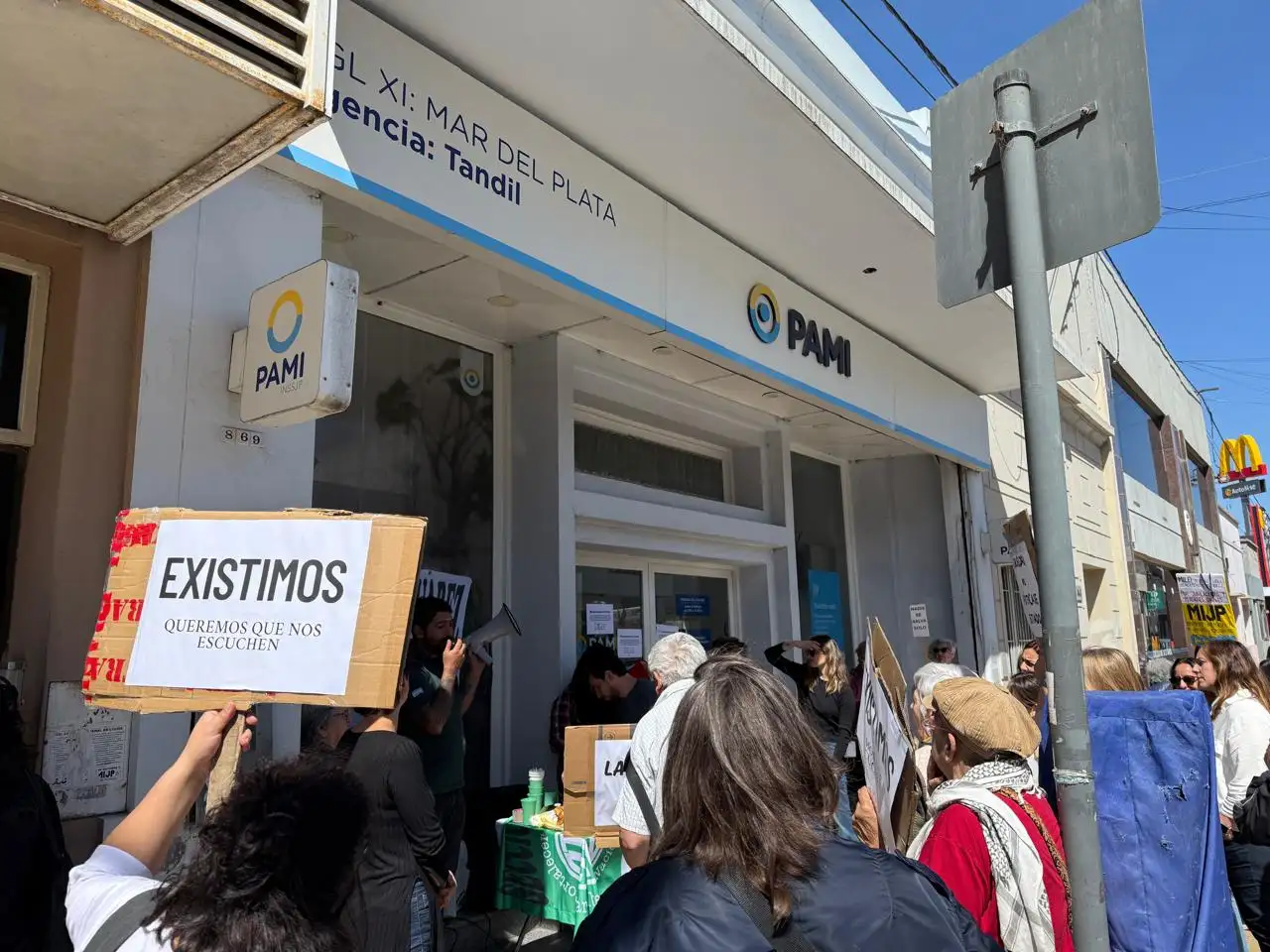 “Desde lo salarial hace un año que no tenemos aumento”, plantearon en la movilización a PAMI.