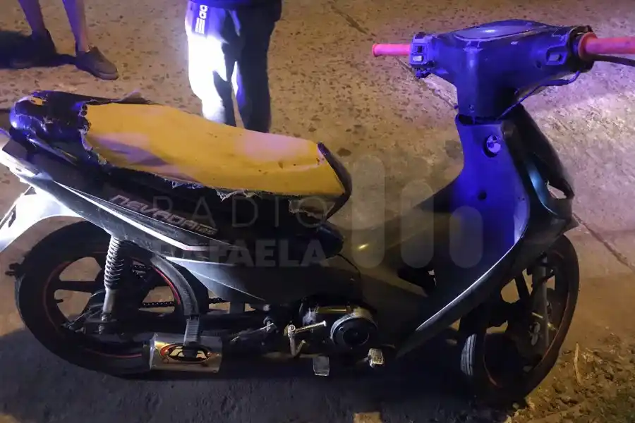 En moto sin luces, sin cascos y sin espejos: retuvieron el vehículo