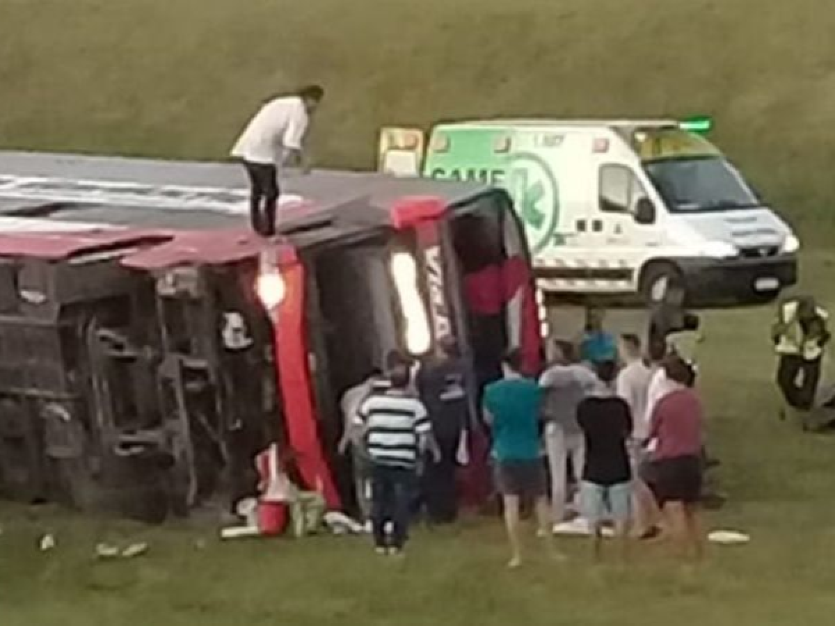Volcó un colectivo en la Ruta 2: al menos 2 muertos y 30 heridos
