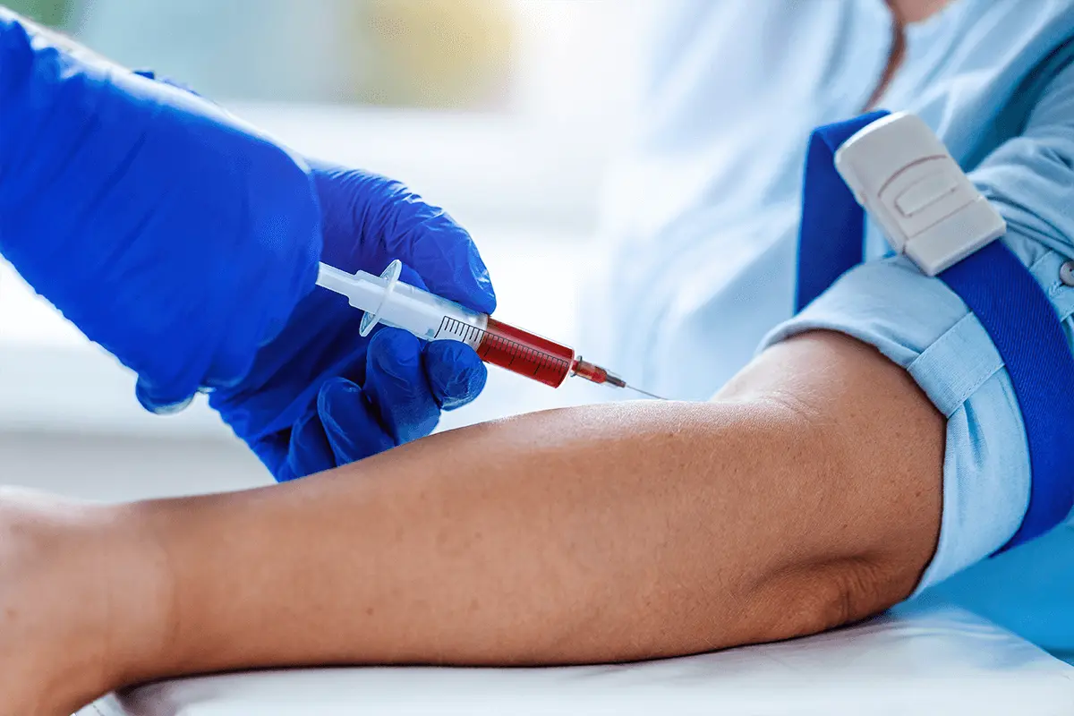 Laboratorios podrían cobrar un bono por extracción de sangre