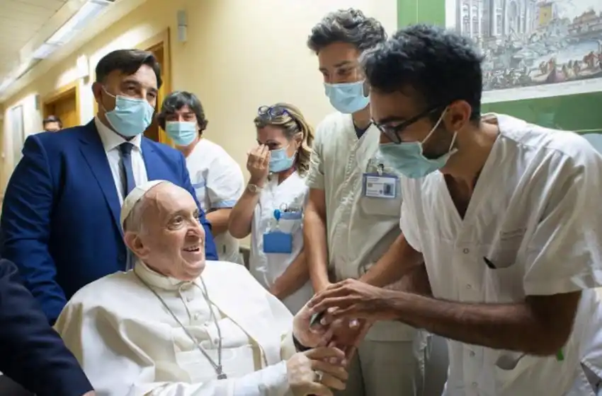 Papa Francisco, tras la reciente cirugía: «Un enfermero me salvó la vida»