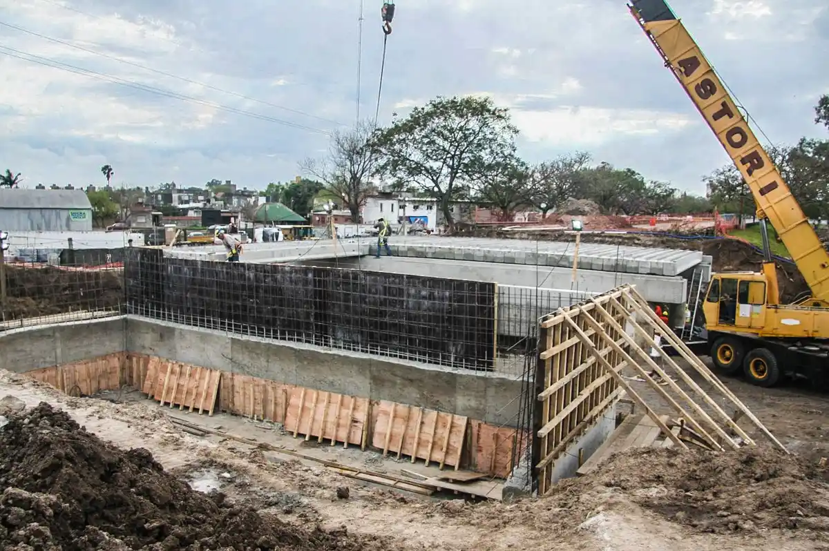Finalizó la colocación de las vigas del puente para la conexión vial entre Chalet y Centenario