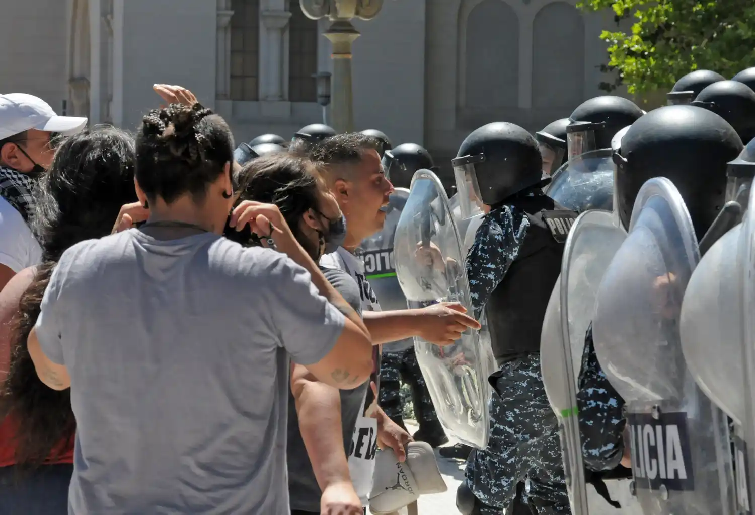 Dos detenidos luego de la protesta que terminó con disturbios frente al Municipio