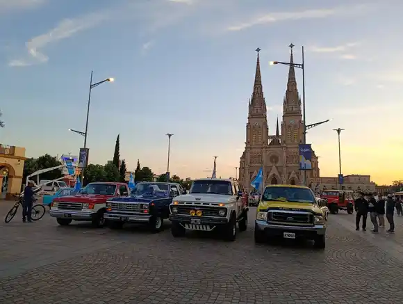 Villaguay Jeep y autos clásicos presentes en Luján