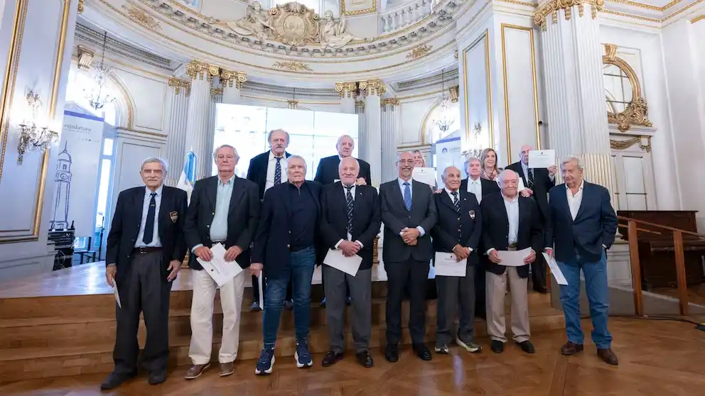 Los Pumas de 1965, junto al legislador Pablo Donati en el recinto.