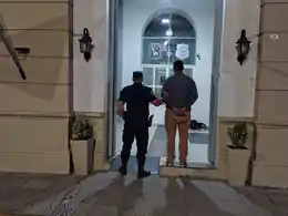 Tenía una restricción para acercarse a su expareja y la policía lo tuvo que sacar del fondo de la casa de la mujer