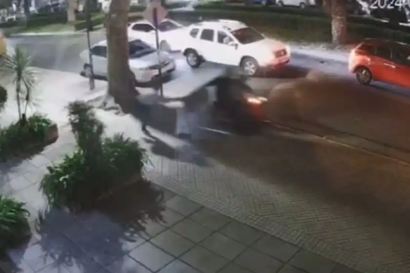 Video: motochorros arrastraron a una mujer para robarle en Oroño y Mendoza