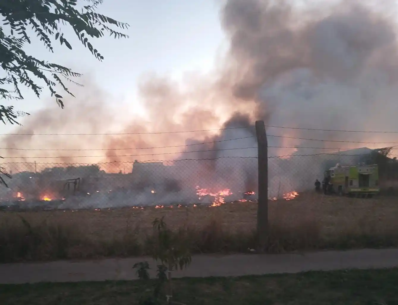 Bomberos en plena intervención en el inmueble de calles 523 y 552, de Quequén