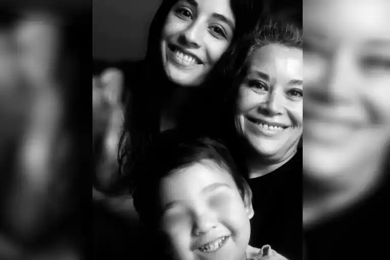 El menor junto a su madre y abuela, víctimas de femicidio.