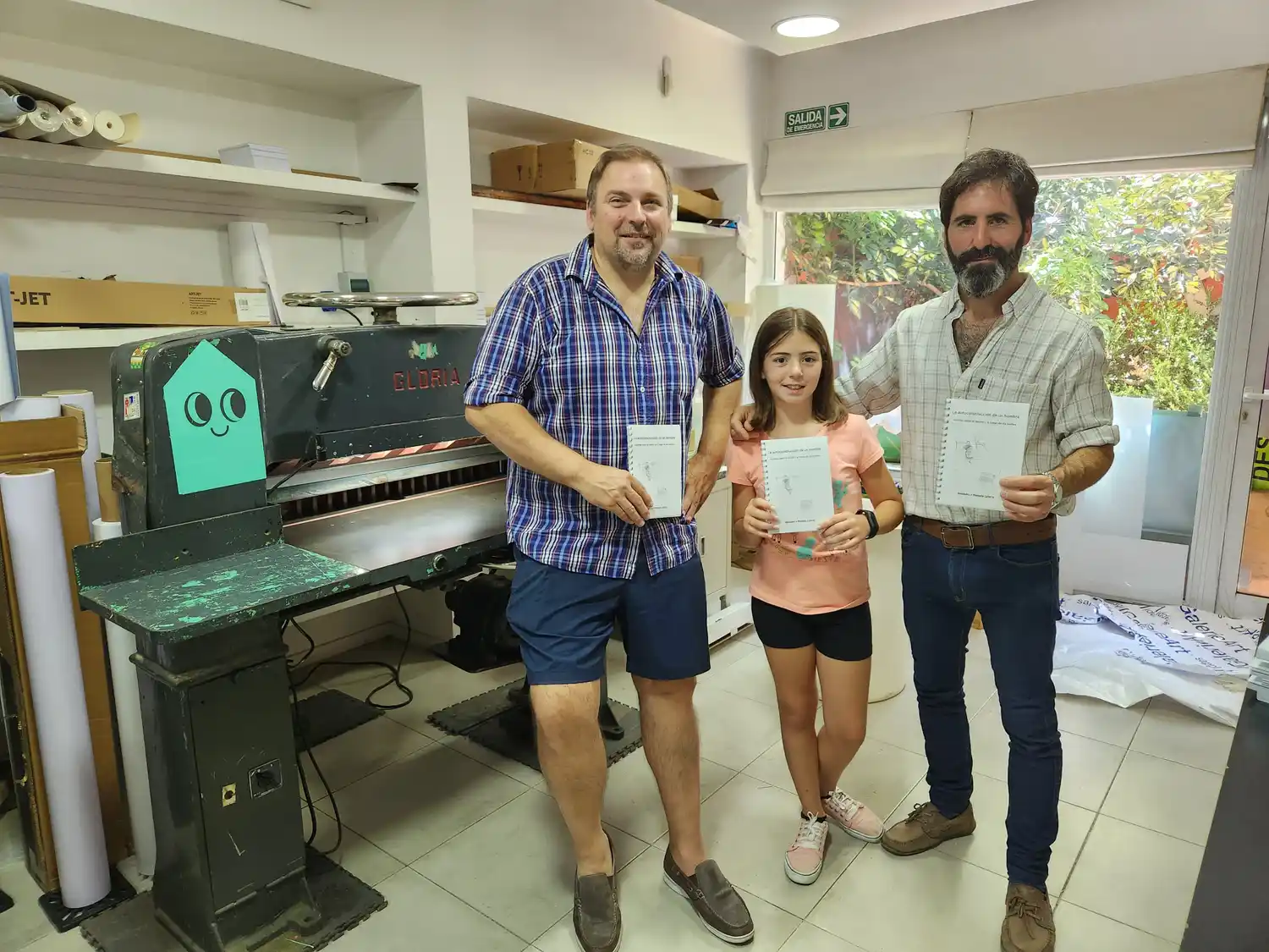 Manuela y Alejandro Latorre junto a  Marcos Iglesias.