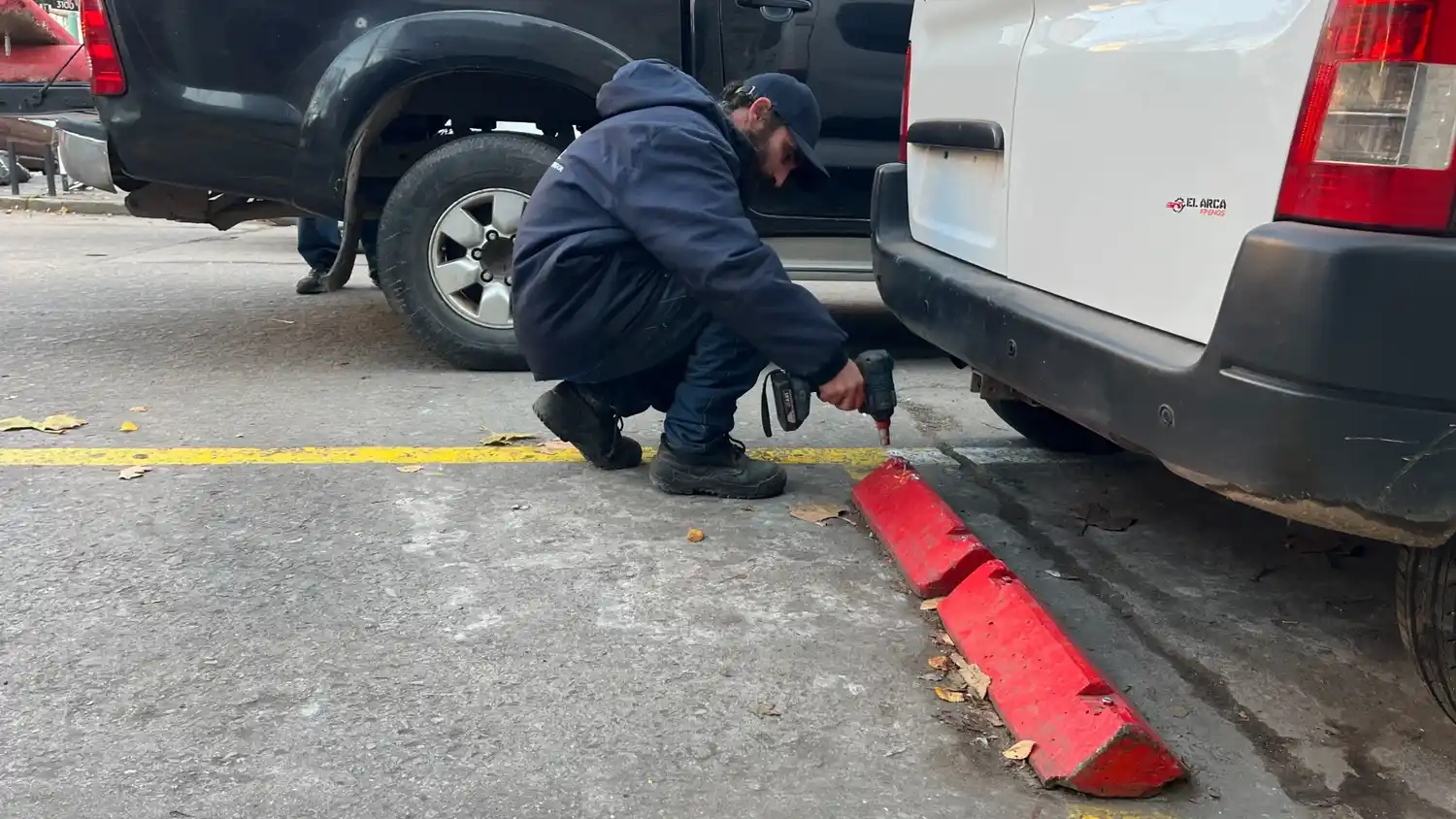Los procedimientos se orientan a eliminar cordones pintados, cartelería, vallas, caños y cadenas colocados de manera clandestina.