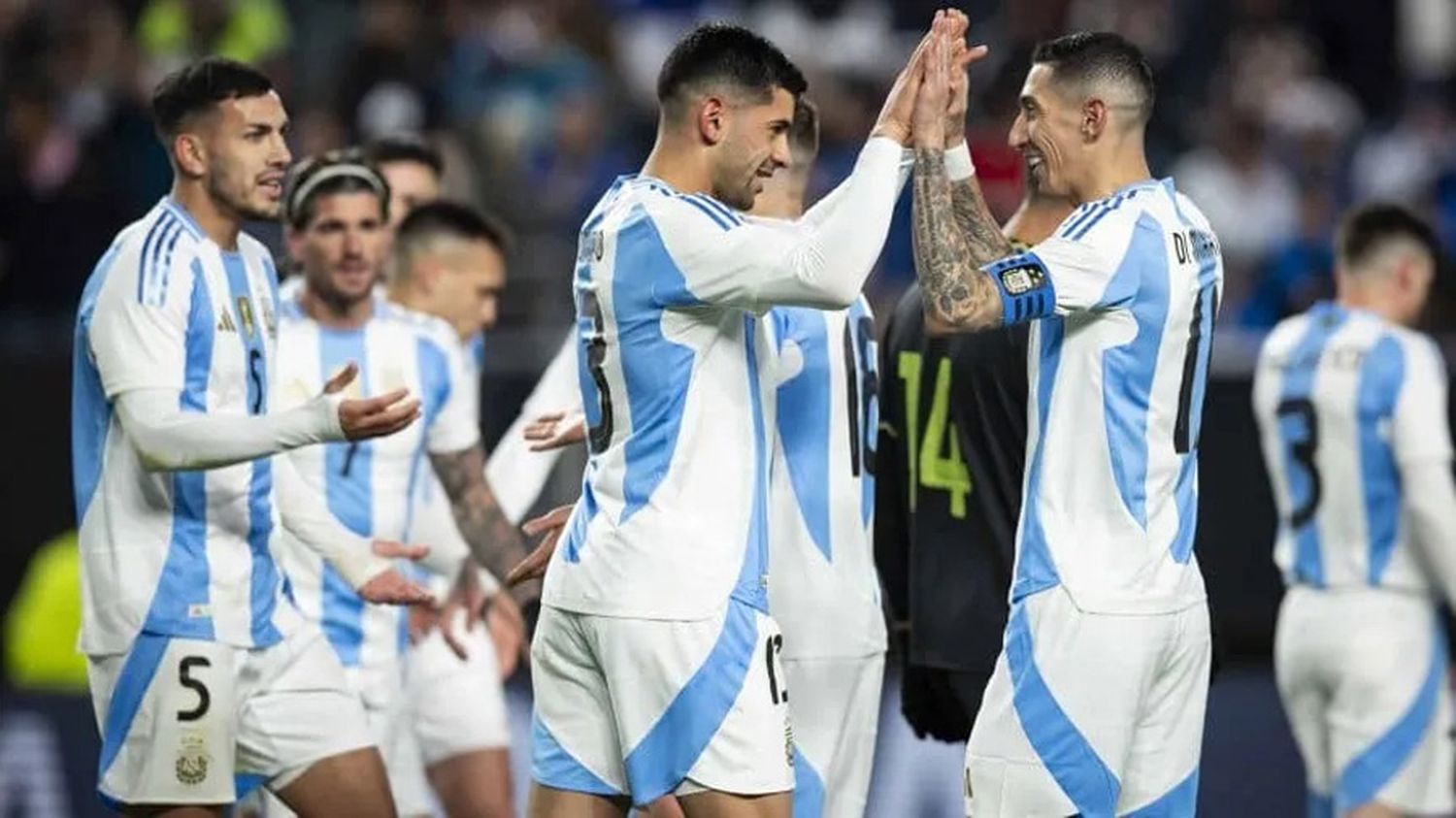 La Argentina goleó a El Salvador en su estreno de temporada en Estados Unidos