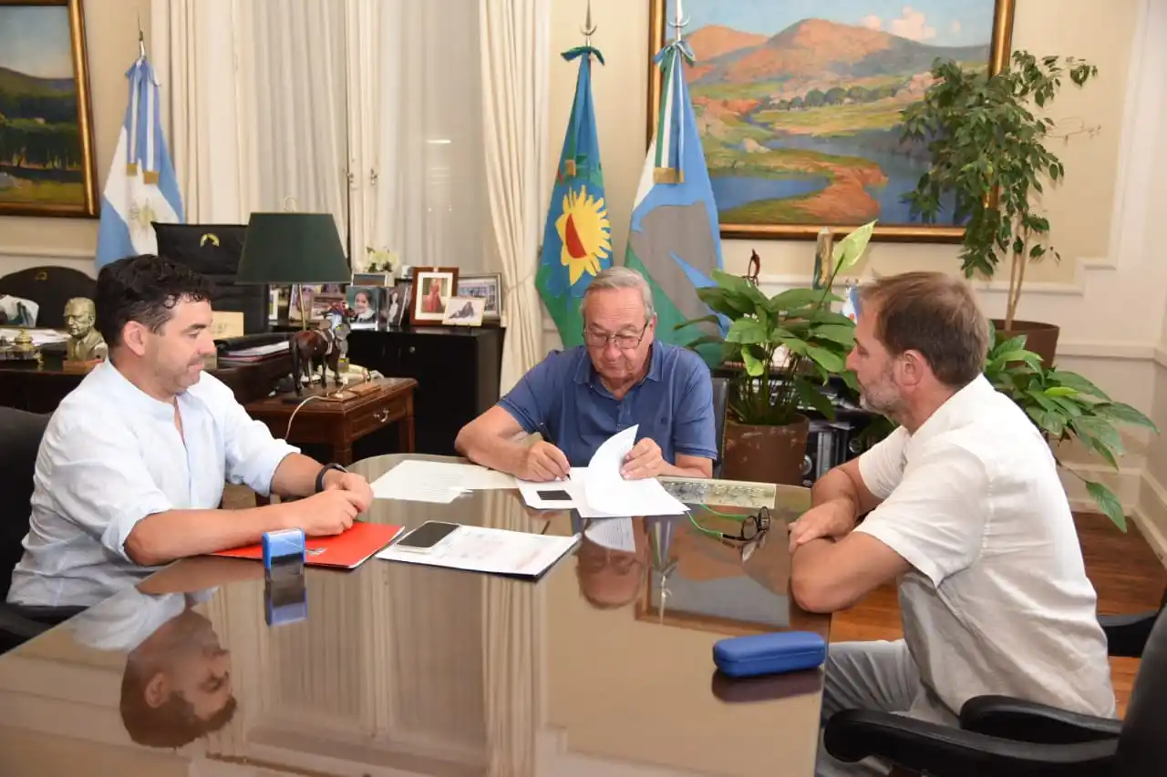 El Municipio y la empresa adjudicataria firmaron el contrato para dar inicio a los trabajos.