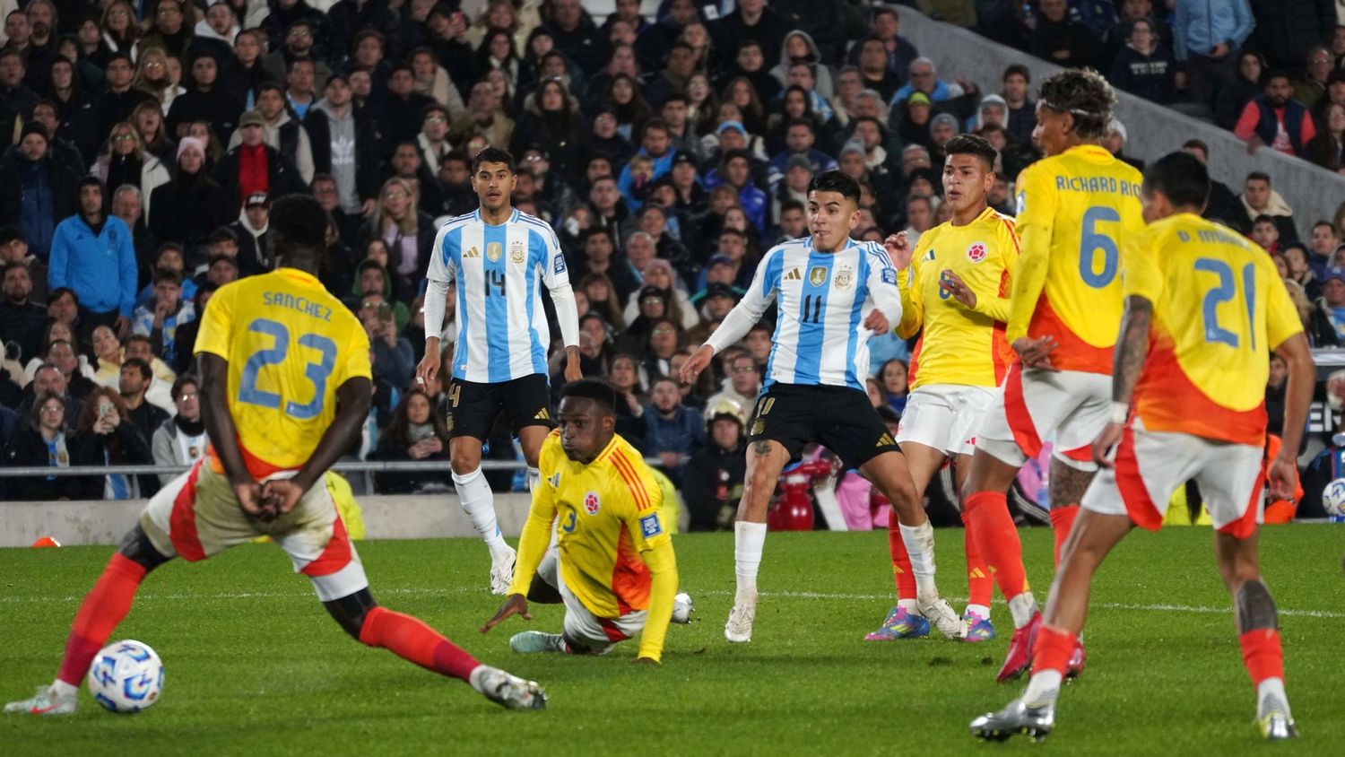 Thiago Almada, gol y figura