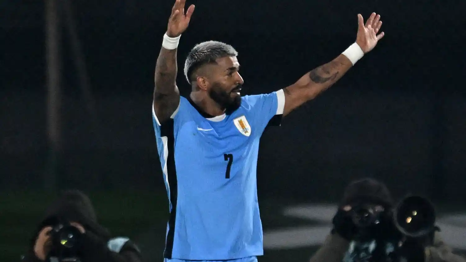 Uruguay ganó y puso un pie en el Mundial