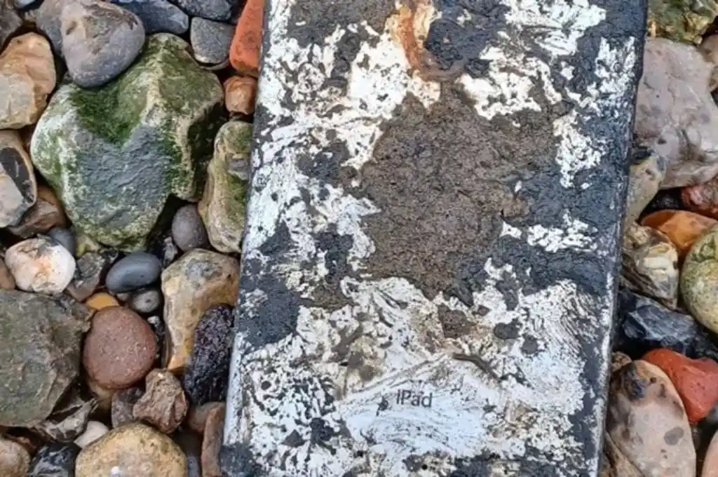 El iPad, analizado por la policía.