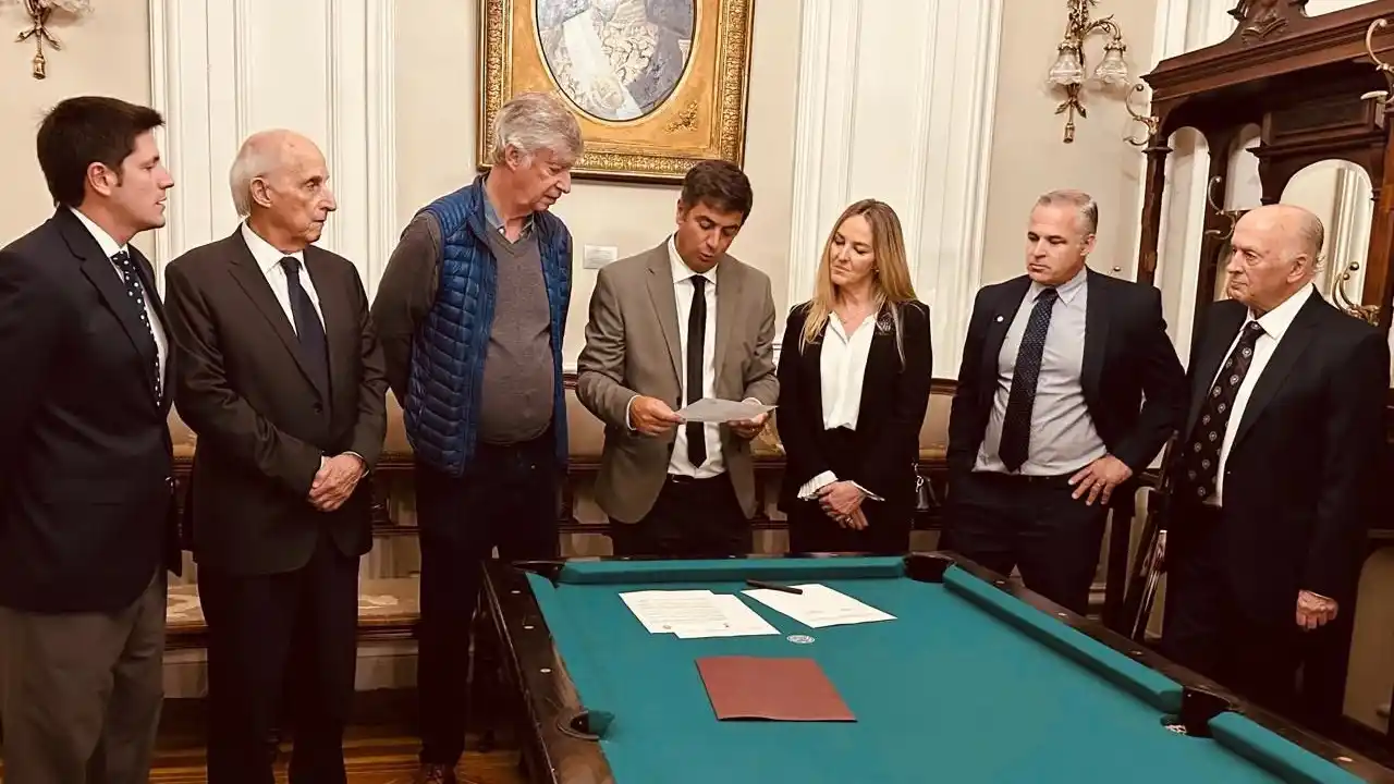 De izq. a derecha
Eduardo Darré vicepresidente club el Recreo Argentino Gchú., Juan Ramón Otaegui, ex
presidente del Club Progreso de Concordia, Eduardo Guarna, presidente del Club del
Progreso de Bs. As., Gervasio Pérez Zurdo, presidente, María Eugenia Roveré vocal y
Arturo Berisso vicepresidente del Club Social de Gualeguay, Juan José Murature presidente
del Club Social de Victoria.