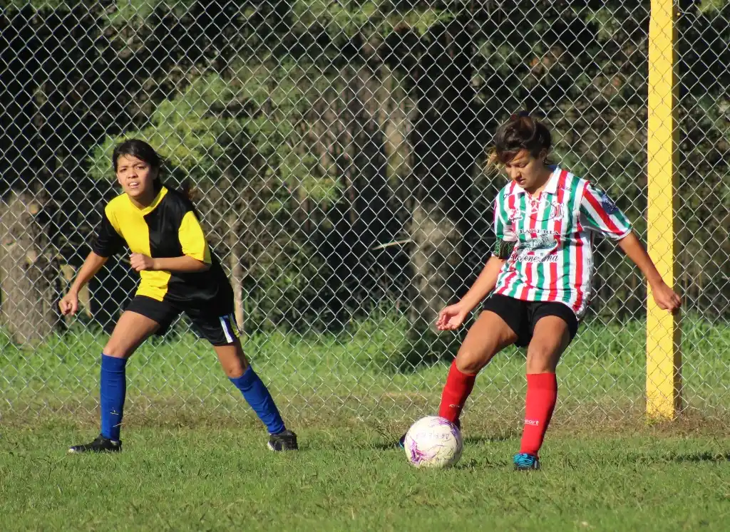 Urquiza goleó y alcanzó la cima