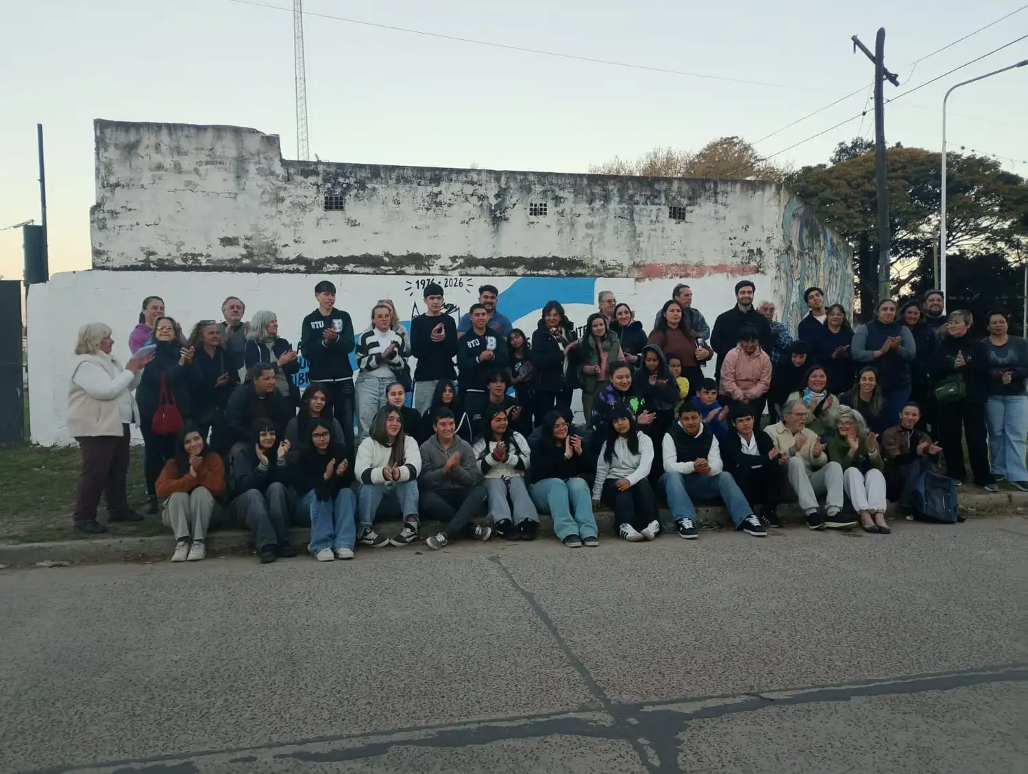 Los lápices siguen escribiendo: Estudiantes de la Secundaria Beracochea realizaron un mural colectivo