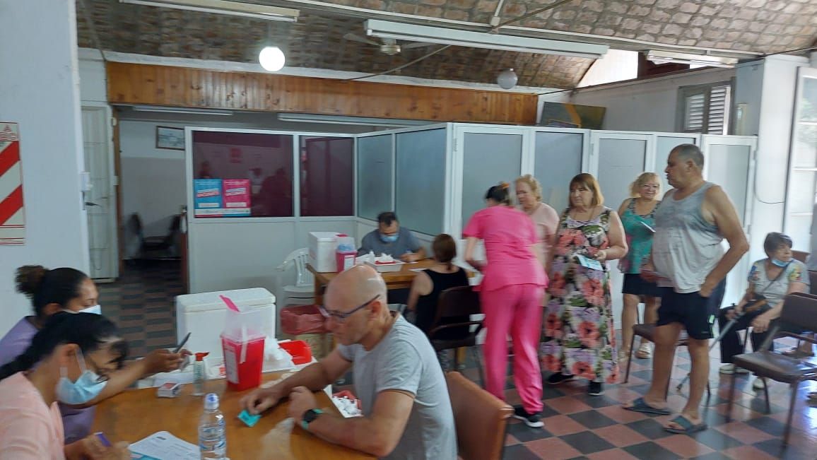 Vacunación COVID: aplican dosis en el centro de salud Arco Iris “hasta agotar stock”