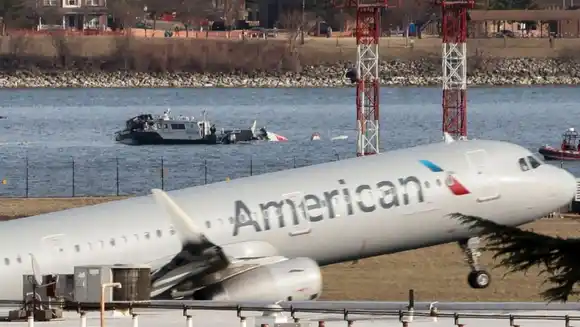 Encuentran las dos cajas negras del avión que se estrelló en Washington