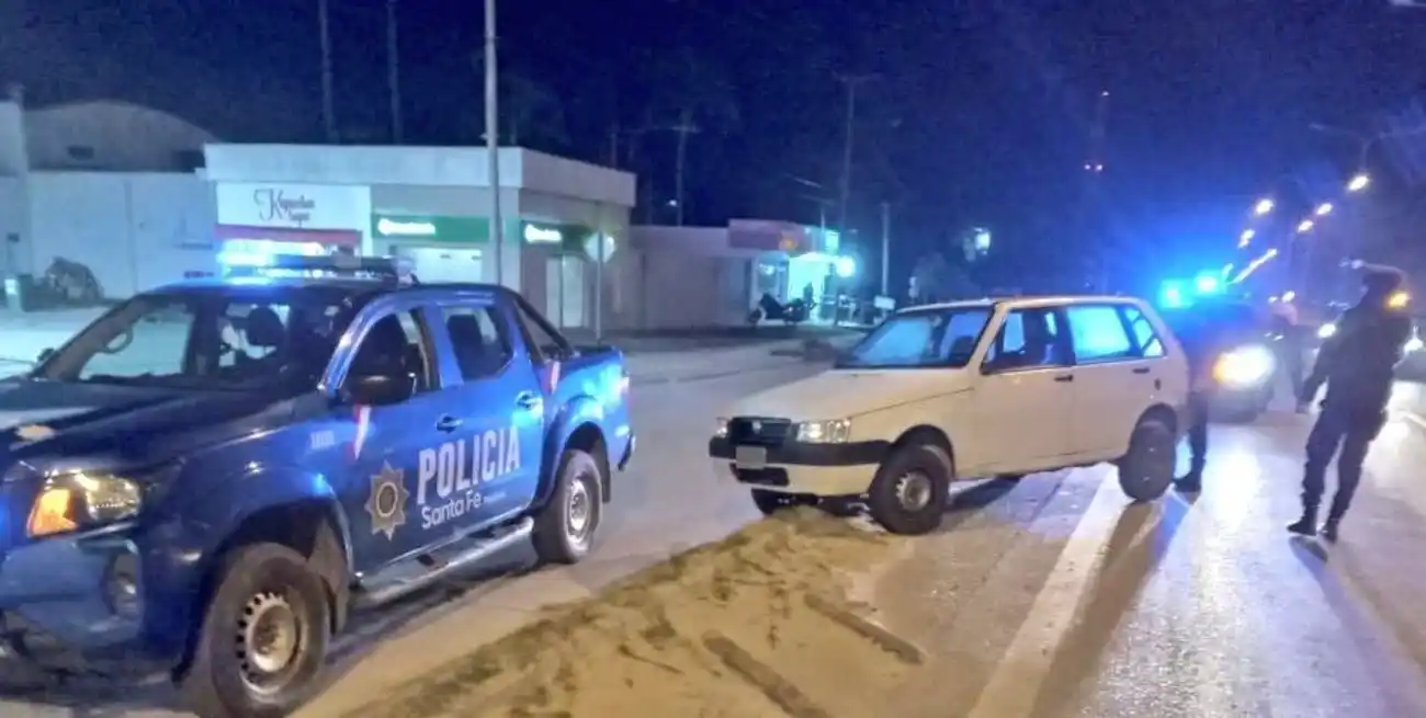 Todo mal: sin papeles, ebrio y con el auto colgado en plena ruta santafesina