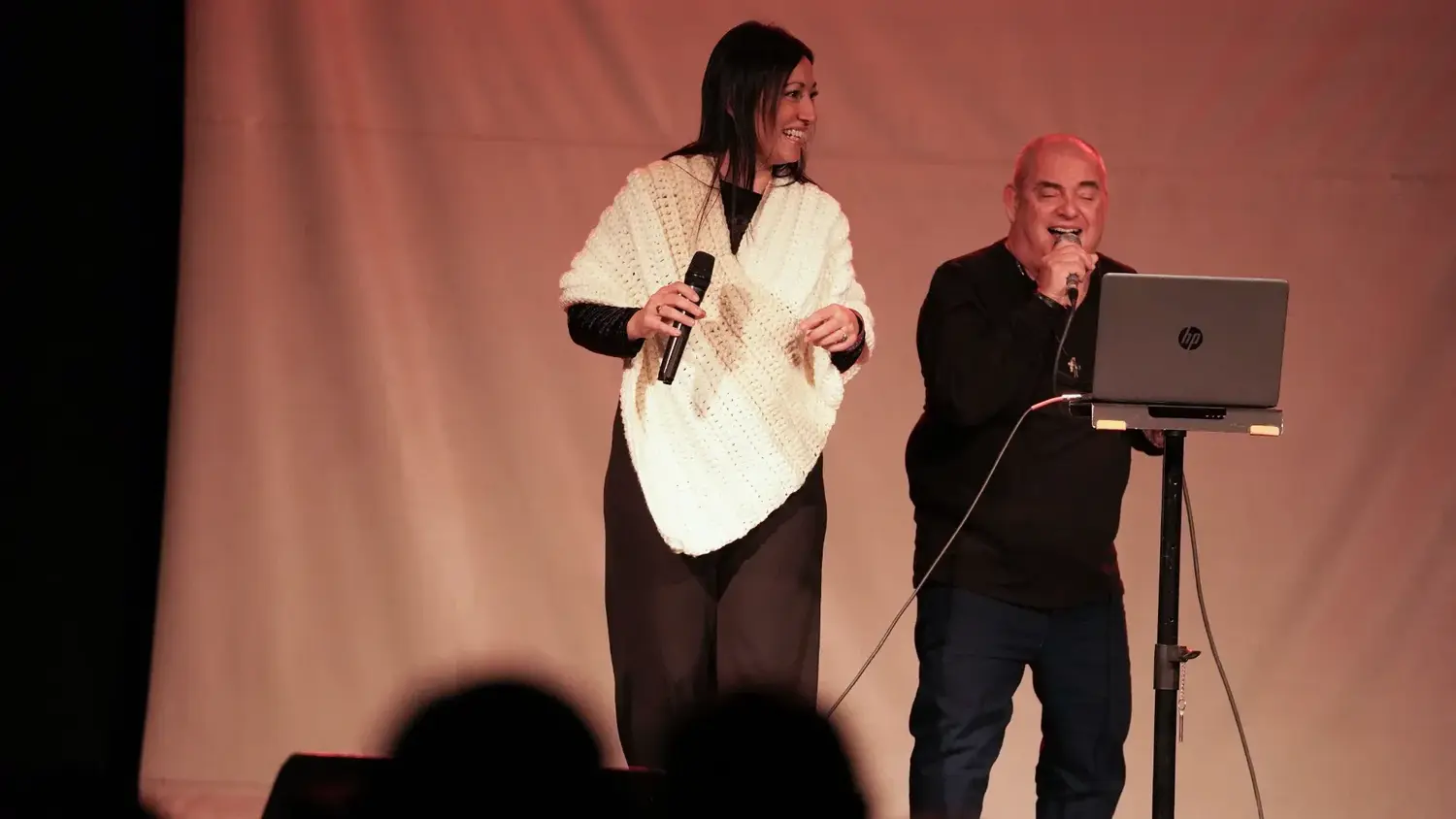 Con la gente. José Luis Rodríguez y Daiana, en el escenario del Teatro Municipal