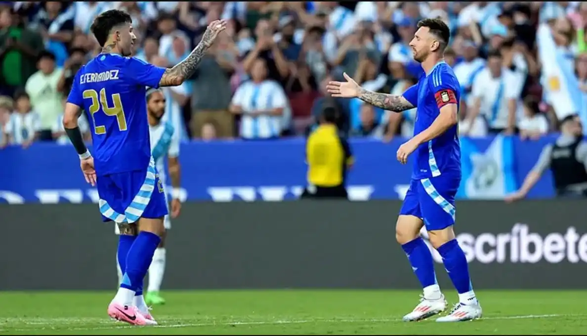 Enzo Fernández felicita a Messi en uno de sus dos goles.