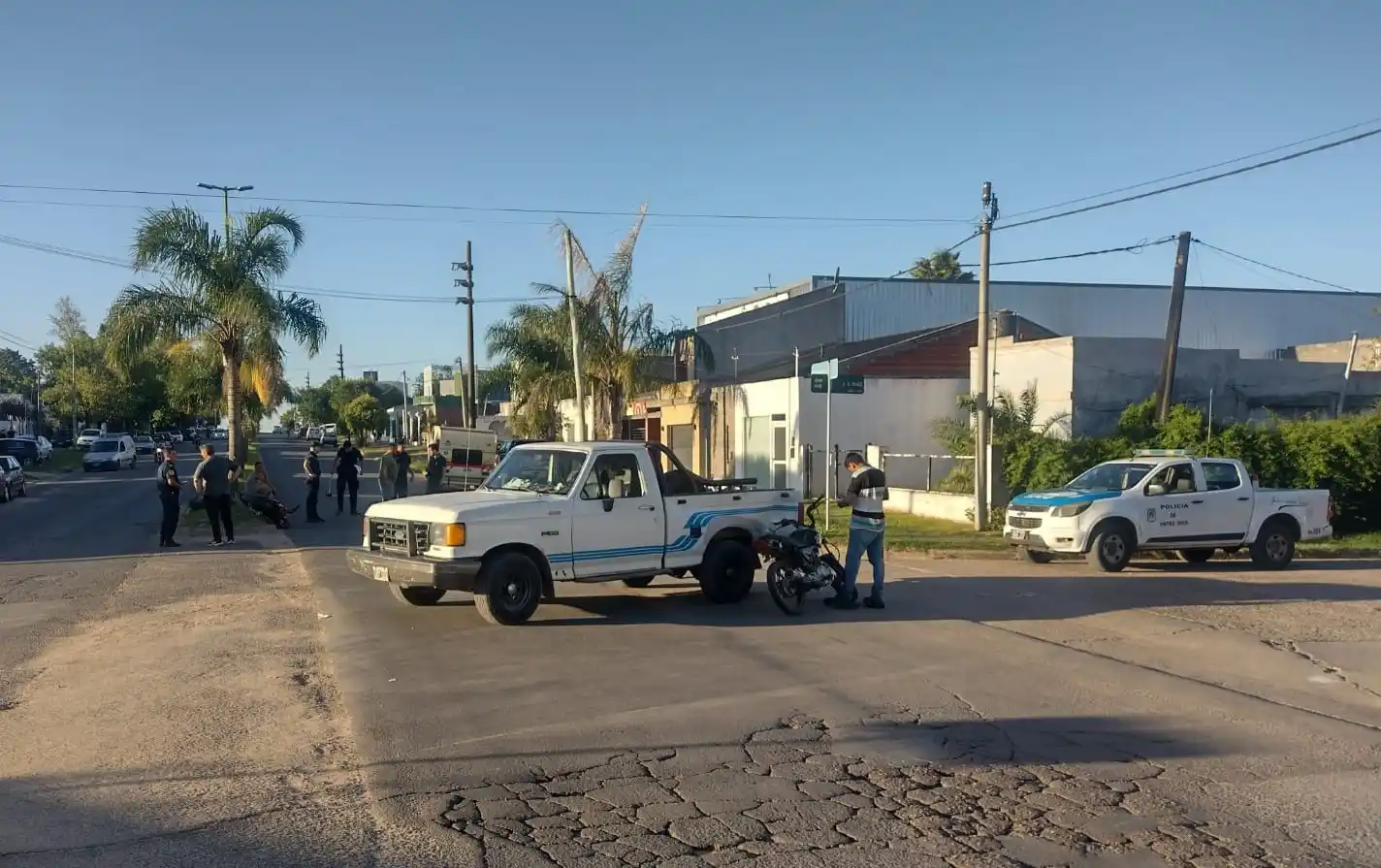 Dos jóvenes fueron hospitalizados en el Centenario tras un violento accidente