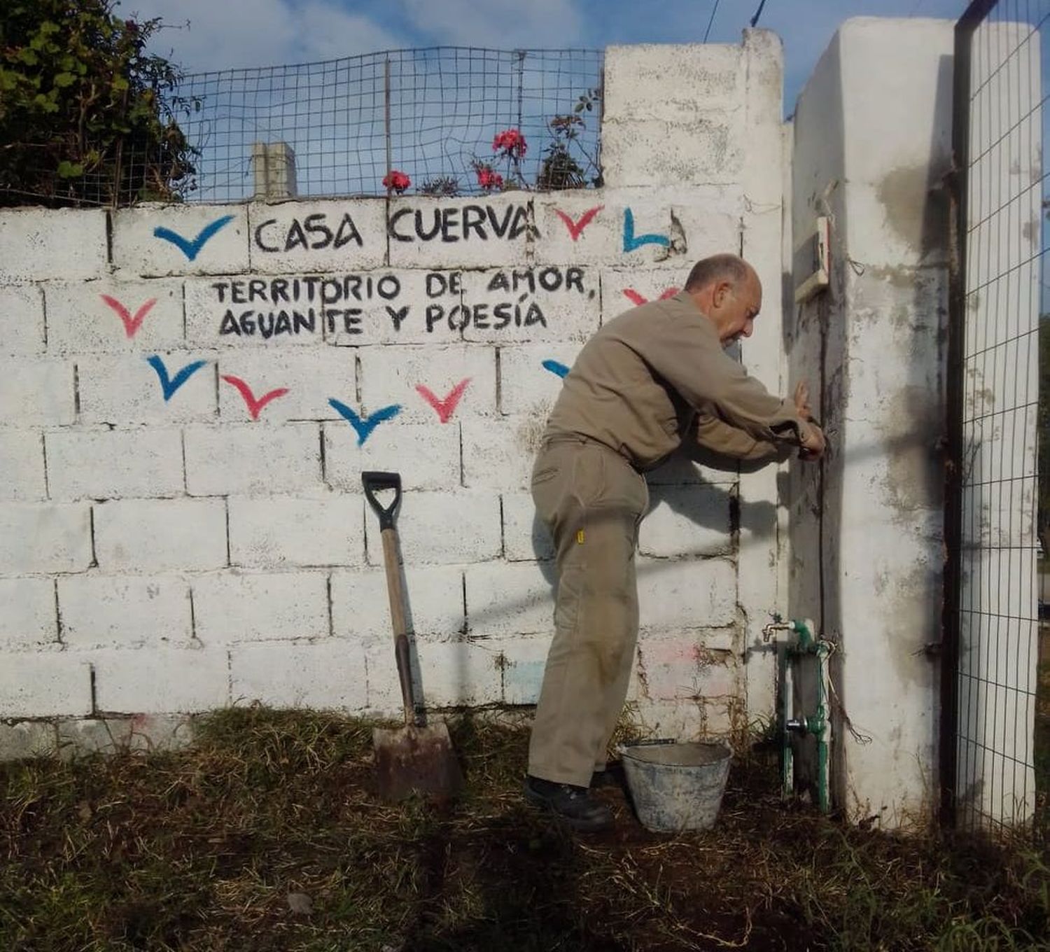 Mario Latorre, el fundador de la Peña tandilense. Sobre la pared, las bases: amor, aguante y poesía.