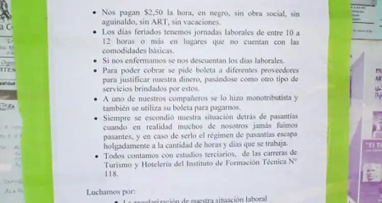 Los empleados de turismo exhibieron su reclamo laboral en las casillas