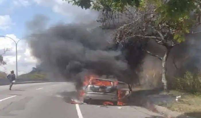 Incendio de vehículo en la Cota Mil se extendió hasta el Parque Nacional El Ávila