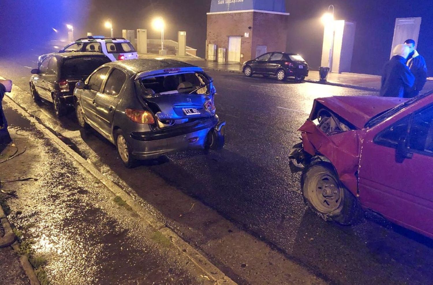 Conducía borracho y chocó tres autos estacionados en Plaza España