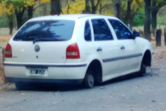 Robaron un auto y lo abandonaron sin ruedas en el Paseo Público