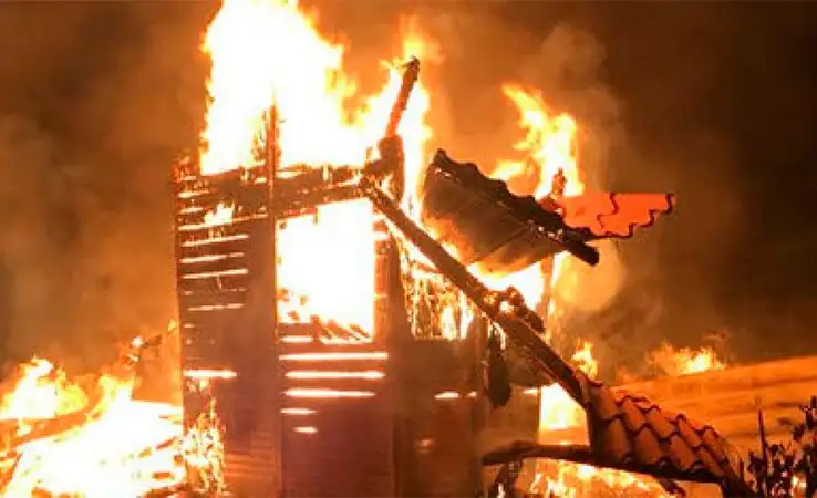 Una mujer y cinco de sus hijos murieron calcinados al incendiarse una casa