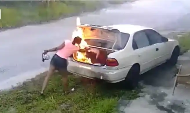 Video: Quiso vengarse de su exnovio y quemó el auto equivocado